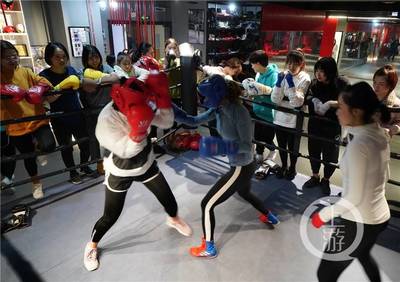 重慶首支民間女子拳擊隊(duì) 百名女拳手的勇氣擂臺(tái)